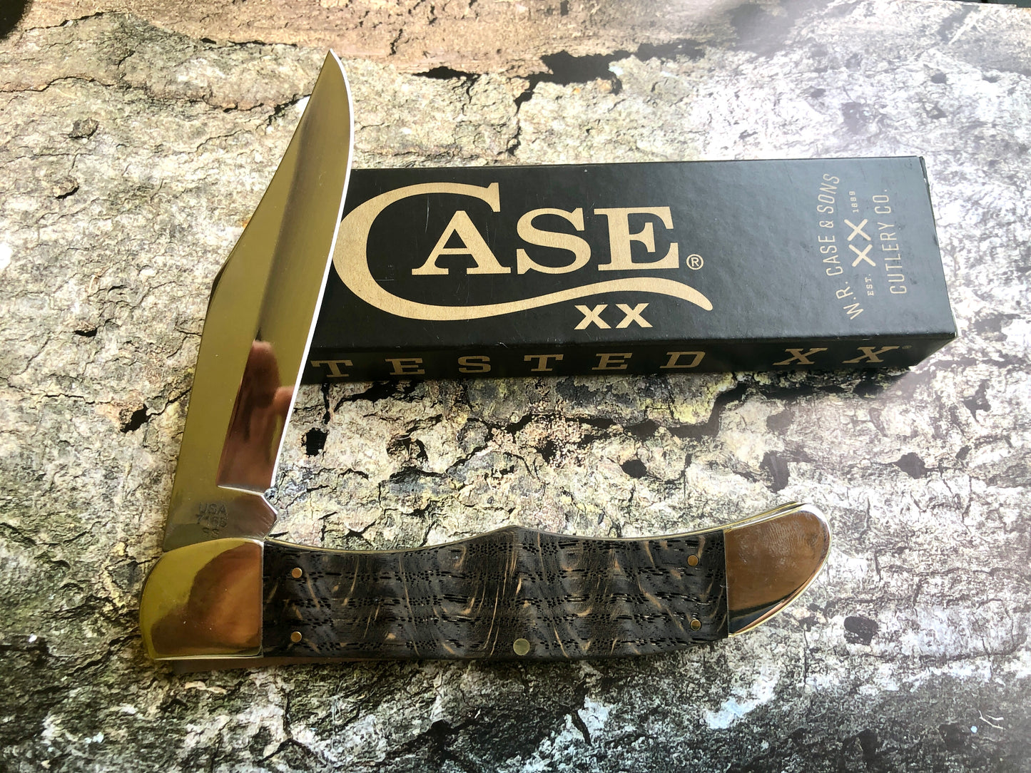 Folding Hunter Pocket Knife – Dark Red Burlap Micarta – Carbon Steel – Case XX CA12274
