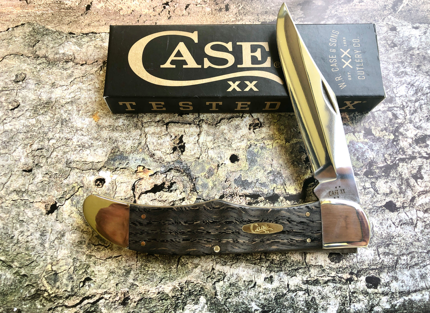 Folding Hunter Pocket Knife – Dark Red Burlap Micarta – Carbon Steel – Case XX CA12274