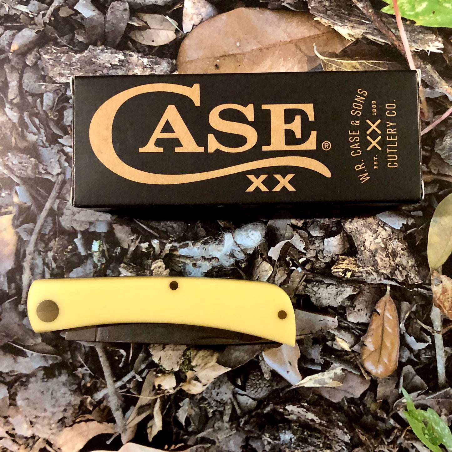 Case XX CA80032 Sod Buster Jr® — Yellow Synthetic Handle | Skinner Blade