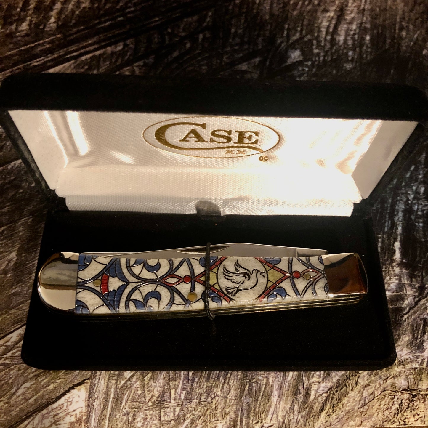 Case XX Trapper Stained Glass Dove CA38819