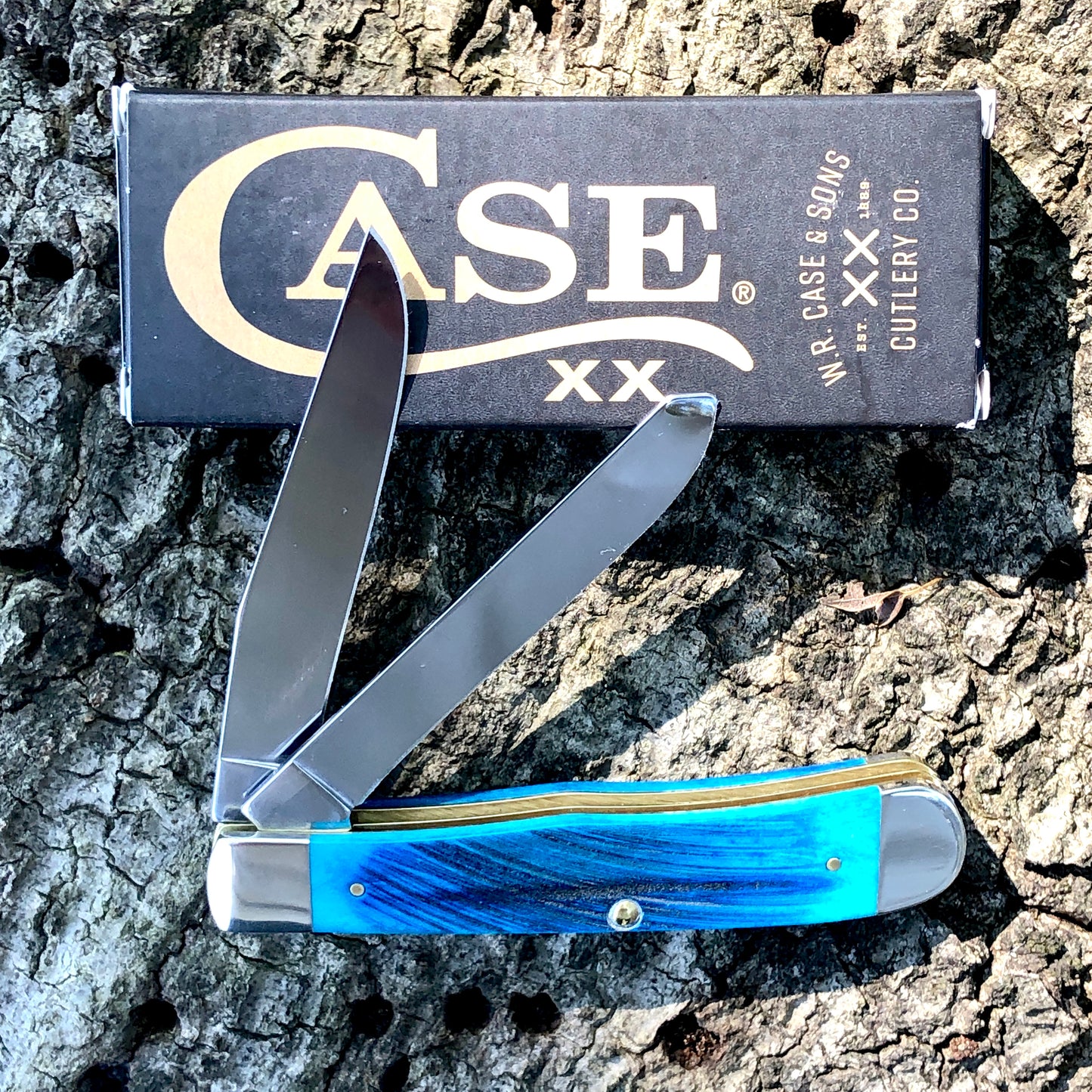Case XX Caribbean Blue Sawcut Bone Trapper CA25592