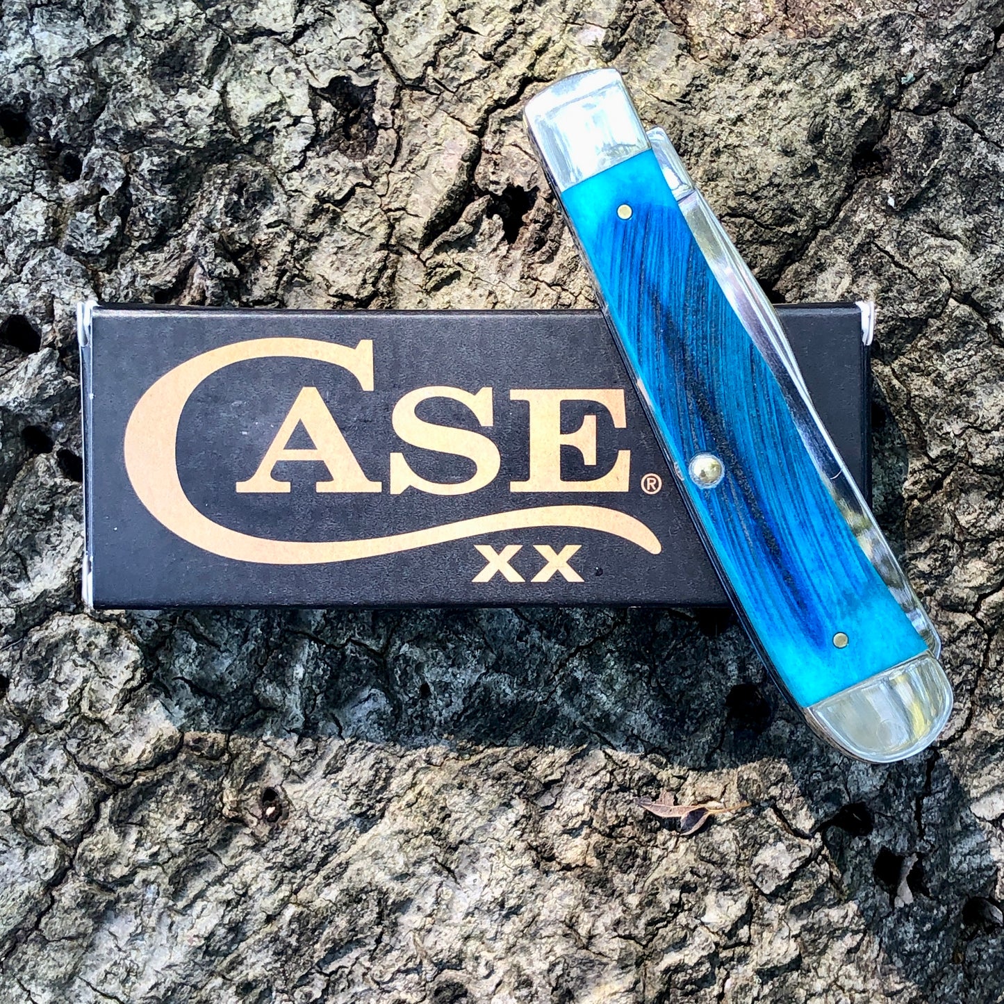 Case XX Caribbean Blue Sawcut Bone Trapper CA25592